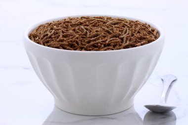 taze ve leziz buğday kepeği tahıl, vintage carrara mermer üzerinde.