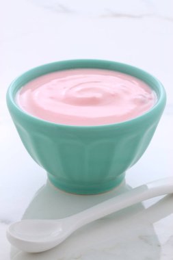 Lezzetli Fransız muhallebi tarzı yoğurt içinde işlemi sırasında karışık meyve ile. Vintage İtalyan carrara mermer retro stil.