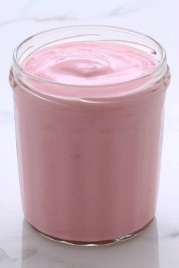 Lezzetli Fransız muhallebi tarzı yoğurt içinde işlemi sırasında karışık meyve ile. Vintage İtalyan carrara mermer retro stil.