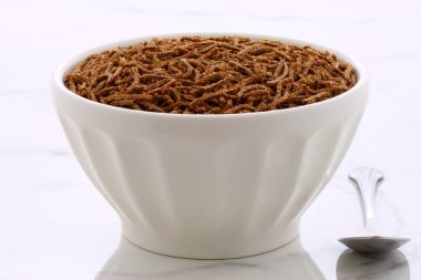 taze ve leziz buğday kepeği tahıl, vintage carrara mermer üzerinde.