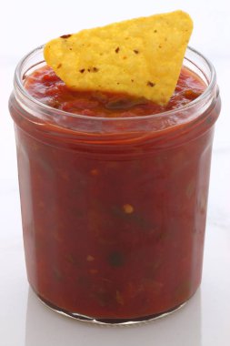 Esnaf Meksika daldırma salsa ile lezzetli taze hafif bir sıcak lezzet için tüm yemek mükemmel vintage carrara mermer tabloda.