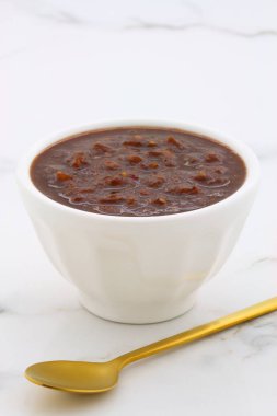 Esnaf Meksika isot sos tüm Meksika, Teksas-Meksika Tarifleri ve iki taraf için mükemmel bir lezzetli dumanlı lezzet ile vintage carrara mermer tabloda.