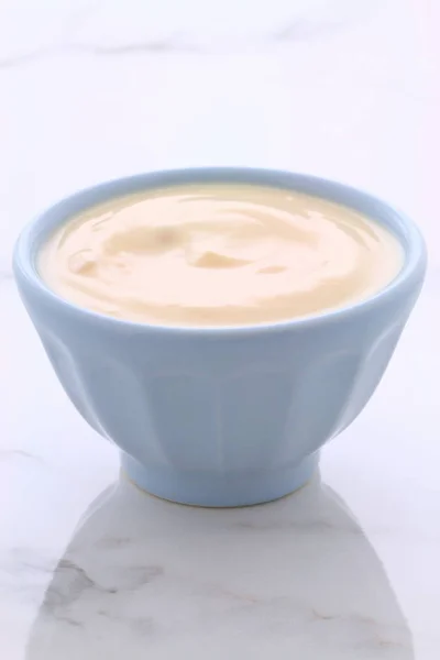 Pyszne Pożywne Zdrowe Świeże Brzoskwiniowy Jogurt Vintage Ustawienie Marmur Carrara — Zdjęcie stockowe