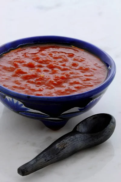 在老式维尔的碗 用新鲜热味道可口 老式的卡拉拉大理石桌上工匠墨西哥辣酱 — 图库照片