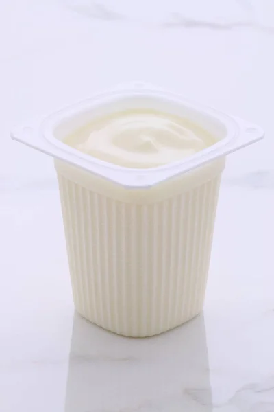 Lecker Nahrhaft Und Gesund Frischer Griechischer Joghurt Auf Italienischem Carrara — Stockfoto