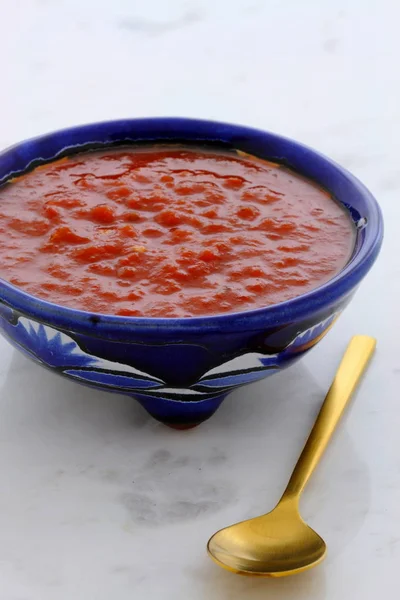 빈티지 대리석 테이블에 신선한 뜨거운 빈티지 그릇에 멕시코 — 스톡 사진