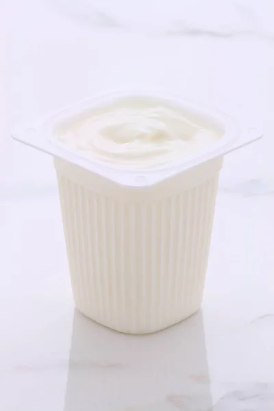 Heerlijke Voedzame Gezonde Verse Griekse Yoghurt Vintage Italiaanse Carrara Marmeren — Stockfoto