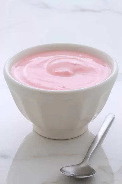 Läckra Franska Vaniljsås Stil Yoghurt Med All Frukt Blandad Släpper — Stockfoto