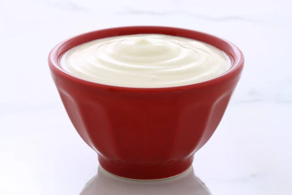在老式的意大利卡拉拉大理石设置上美味 健康新鲜酸奶 — 图库照片