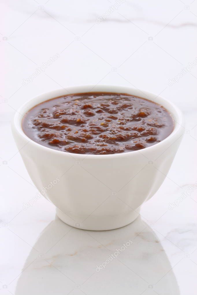 Salsa artesanal chipotle mexicana sobre mesa de mármol carrara vintage