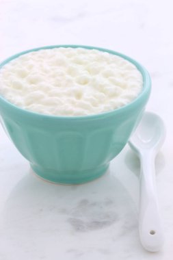 Lezzetli, besleyici ve sağlıklı taze peynir vintage carrara mermer ayarı hakkında.