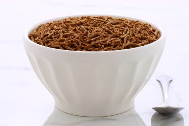 taze ve leziz buğday kepeği tahıl, vintage carrara mermer üzerinde.