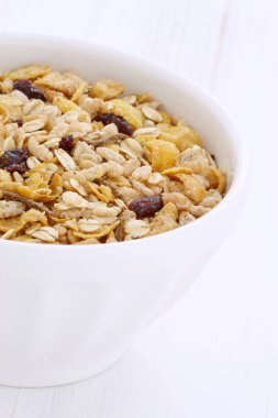 Vintage stil üzerinde süt ile lezzetli ve besleyici kahvaltı müsli veya granola tahıl.