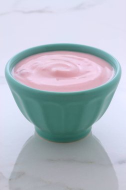 Lezzetli Fransız muhallebi tarzı yoğurt içinde işlemi sırasında karışık meyve ile. Vintage İtalyan carrara mermer retro stil.