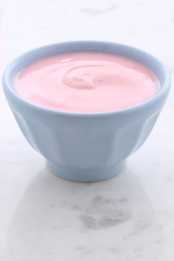 Lezzetli, besleyici ve sağlıklı taze çilekli yoğurt carrara mermer üzerinde.