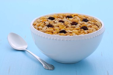 Lezzetli ve besleyici kahvaltı müsli veya granola tahıl vintage stil üzerinde hafif kızarmış.