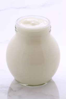 lezzetli, besleyici ve sağlıklı taze yoğurt pot. Vintage İtalyan carrara mermer retro stil üzerinde.