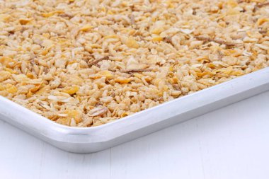 Lezzetli ve besleyici kahvaltı müsli veya granola tahıl vintage stil üzerinde hafif kızarmış.