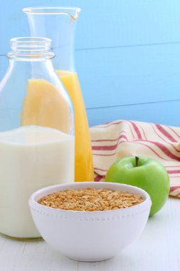 lezzetli ve besleyici kahvaltı müsli veya granola tahıl hafif kızarmış.