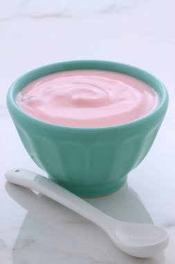 Lezzetli Fransız muhallebi tarzı yoğurt içinde işlemi sırasında karışık meyve ile. Vintage İtalyan carrara mermer retro stil.