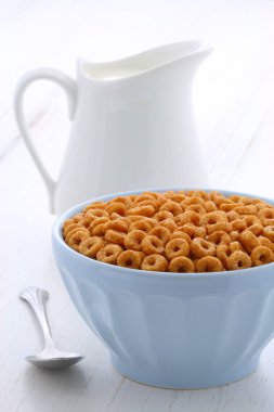 Lezzetli ve besleyici hafifçe tost bal fındık Mısır gevreği vintage stil üzerinde döngüler