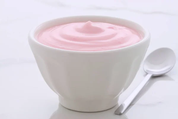 Läckra Långsam Spottas Grekiska Strawberry Yoghurt Med Massor Frukt Och — Stockfoto