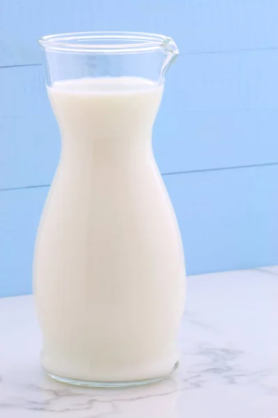 Köstliche Frische Milch Eine Der Hauptnahrungsquellen Auf Italienischem Carrara Marmor — Stockfoto