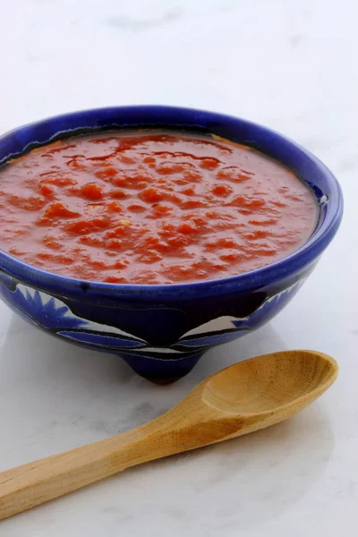 빈티지 대리석 테이블에 신선한 뜨거운 빈티지 그릇에 멕시코 — 스톡 사진