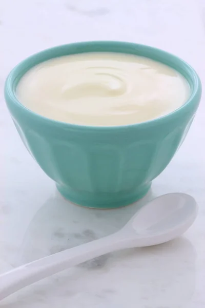 Delicioso Nutritivo Saludable Yogur Fresco Ajuste Mármol Carrara Vintage — Foto de Stock
