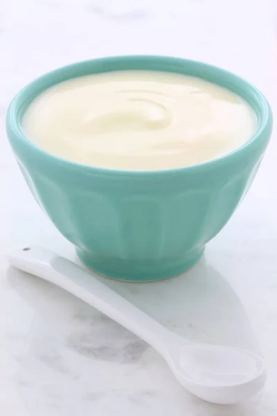 Läckra Näringsrika Och Hälsosamma Fräsch Naturell Yoghurt Carraramarmor — Stockfoto