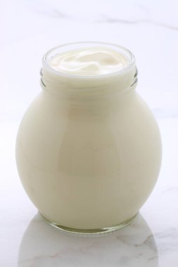 lezzetli, besleyici ve sağlıklı taze yoğurt pot. Vintage İtalyan carrara mermer retro stil üzerinde.