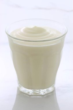 Lezzetli, besleyici ve sağlıklı taze yoğurt Kupası. Vintage İtalyan carrara mermer retro stil.