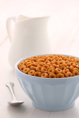 Lezzetli ve besleyici hafifçe tost bal fındık Mısır gevreği vintage stil üzerinde döngüler