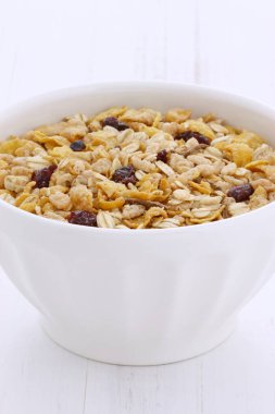 Vintage stil üzerinde süt ile lezzetli ve besleyici kahvaltı müsli veya granola tahıl.