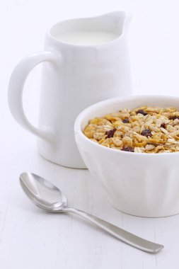 Vintage stil üzerinde süt ile lezzetli ve besleyici kahvaltı müsli veya granola tahıl.