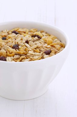 Vintage stil üzerinde süt ile lezzetli ve besleyici kahvaltı müsli veya granola tahıl.