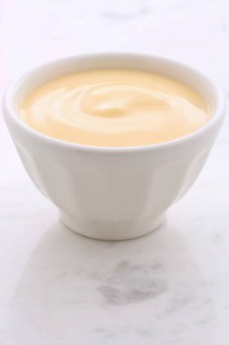 Lezzetli, besleyici ve sağlıklı taze şeftali yoğurt vintage carrara mermer ayarı hakkında.