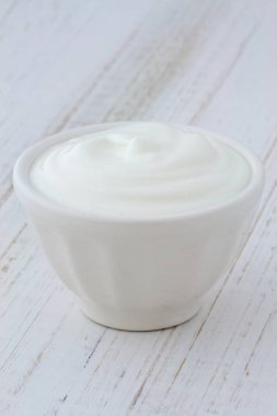 Lezzetli, besleyici ve sağlıklı taze Yunan yoğurt antika ahşap masa üzerinde