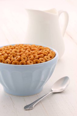 Lezzetli ve besleyici hafifçe tost bal fındık Mısır gevreği vintage stil üzerinde döngüler