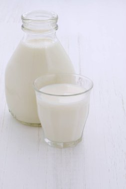 Vintage stil üzerinde lezzetli taze süt.