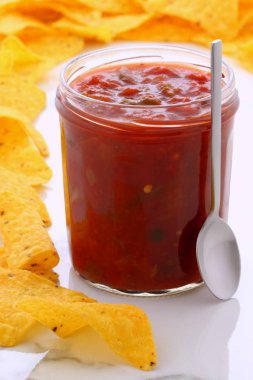 esnaf Meksika daldırma salsa bir lezzetli taze Meksika ya da Teksas-Meksika lezzet ile vintage carrara mermer tabloda