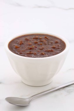 Esnaf Meksika isot sos tüm Meksika, Teksas-Meksika Tarifleri ve iki taraf için mükemmel bir lezzetli dumanlı lezzet ile vintage carrara mermer tabloda.