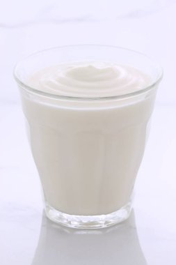 lezzetli, besleyici ve sağlıklı taze yoğurt pot. Vintage İtalyan carrara mermer retro stil üzerinde.