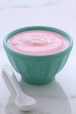 Lezzetli Fransız muhallebi tarzı yoğurt içinde işlemi sırasında karışık meyve ile. Vintage İtalyan carrara mermer retro stil.