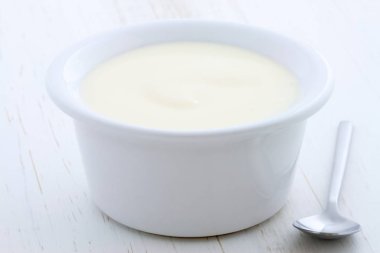 Lezzetli, besleyici ve sağlıklı taze yoğurt Kupası. Vintage retro stil üzerinde.