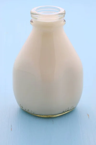 Vintage Stil Üzerinde Lezzetli Taze Süt — Stok fotoğraf