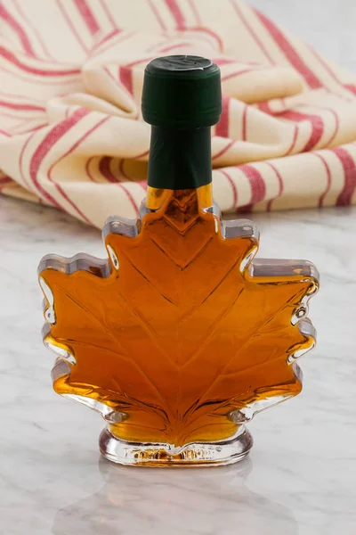Natuurlijke Organische Heerlijke Maple Siroop Met Een Zoete Delicate Smaak — Stockfoto