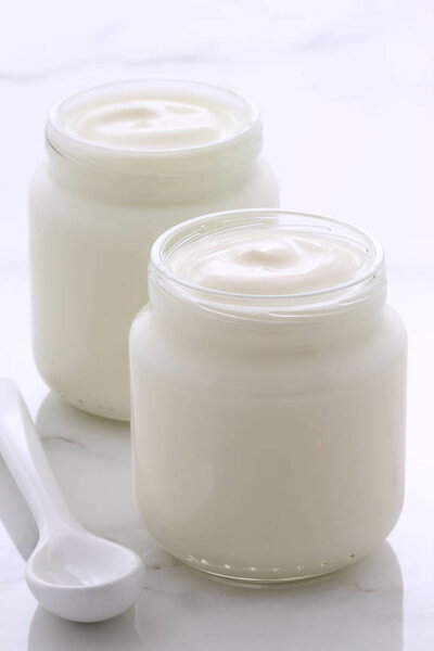 Вкусный, питательный и здоровый свежий простой йогурт на винтажном итальянском каррарском мраморе
.