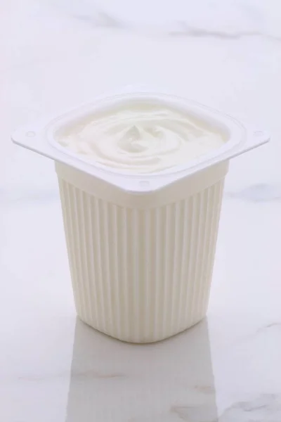 Lezzetli Besleyici Sağlıklı Taze Yunan Yoğurt Vintage Talyan Carrara Mermer — Stok fotoğraf