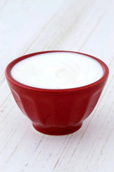 Heerlijke Voedzame Gezonde Verse Griekse Yoghurt Antieke Houten Tafel — Stockfoto